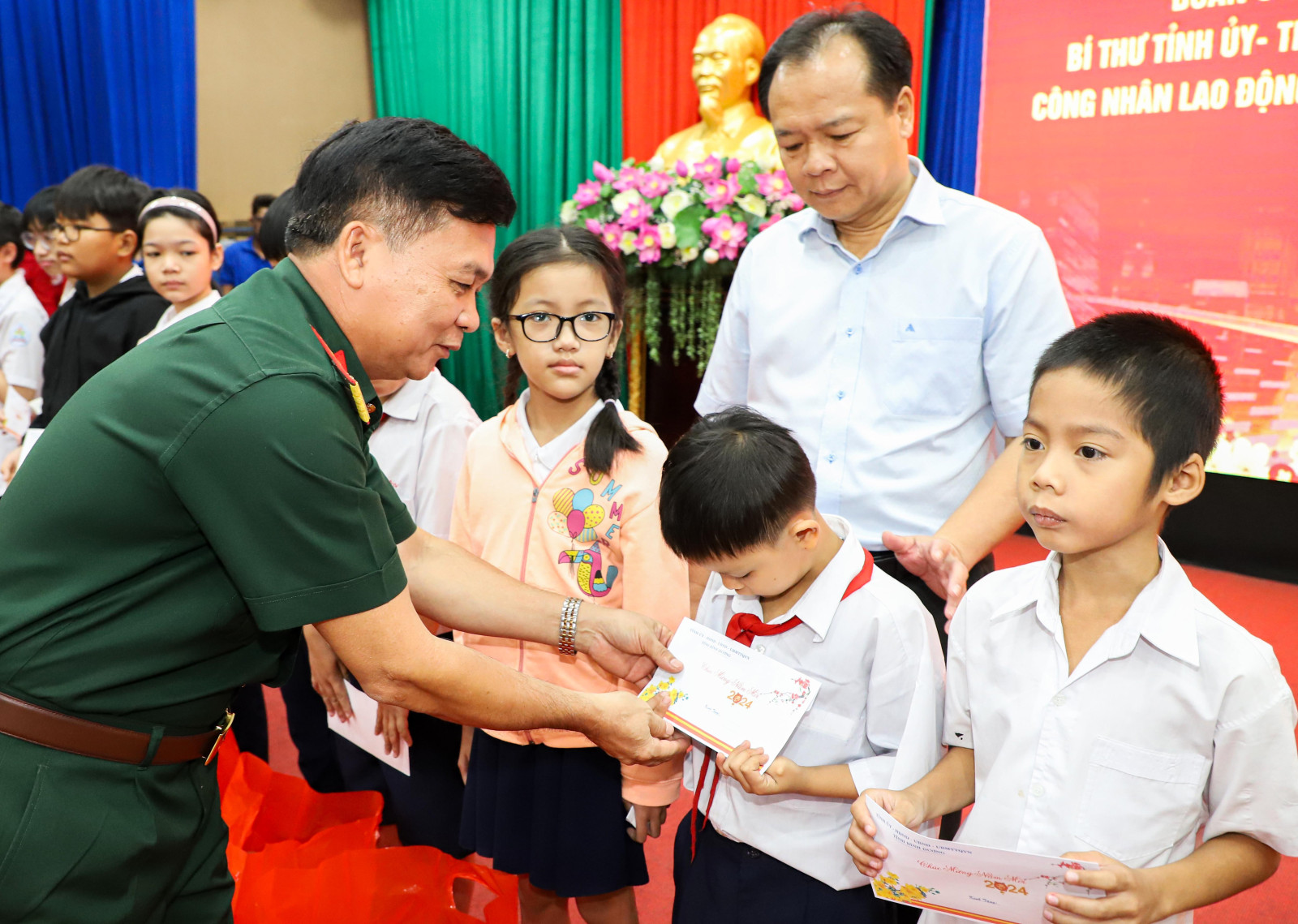 Chỉ huy trưởng Bộ Chỉ huy quân sự tỉnh Nguyễn Hoàng Minh trao quà cho các em học sinh.